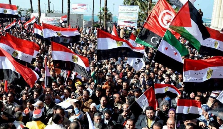 فاينانشال تايمز: الشعوب العربية تحتفل الان بسقوط الديمقراطية